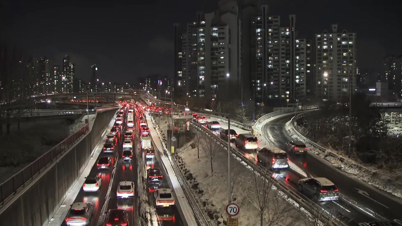 첫눈 도로 마비, 시민 안전 위한 스마트 교통 시스템 필요하다